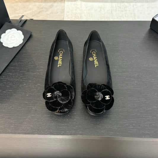 BALLET FLATS IN BLACK SUEDE WITH CAMELLIA - 35