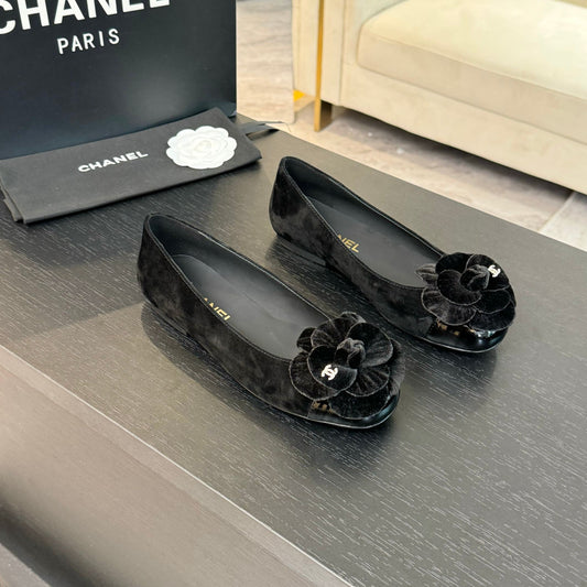 BALLET FLATS IN BLACK SUEDE WITH CAMELLIA - 35