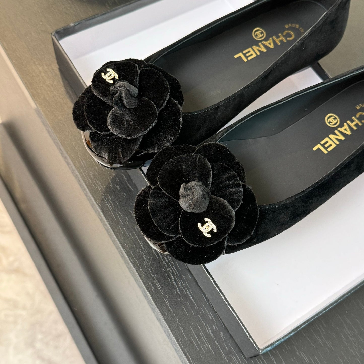 BALLET FLATS IN BLACK SUEDE WITH CAMELLIA - 35