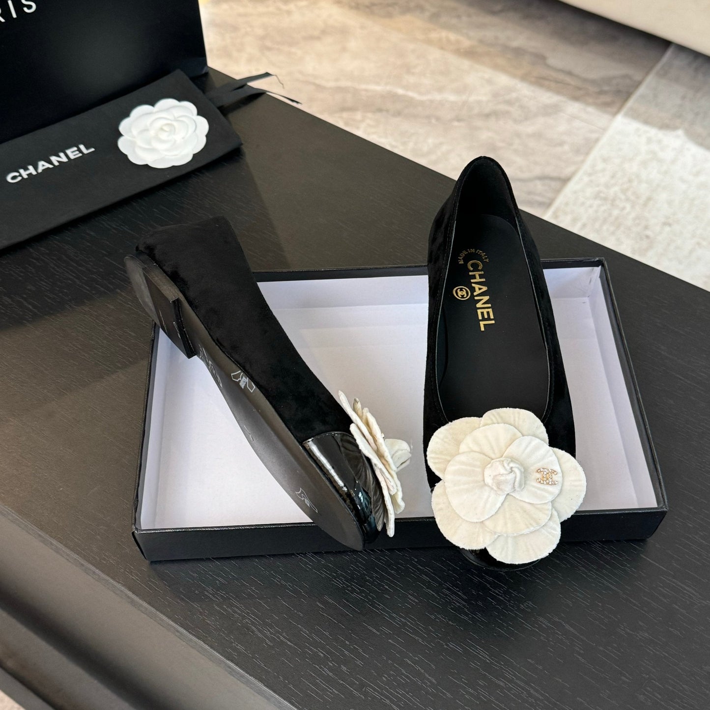 BALLET FLATS IN BLACK SUEDE WITH WHITE CAMELLIA - 35