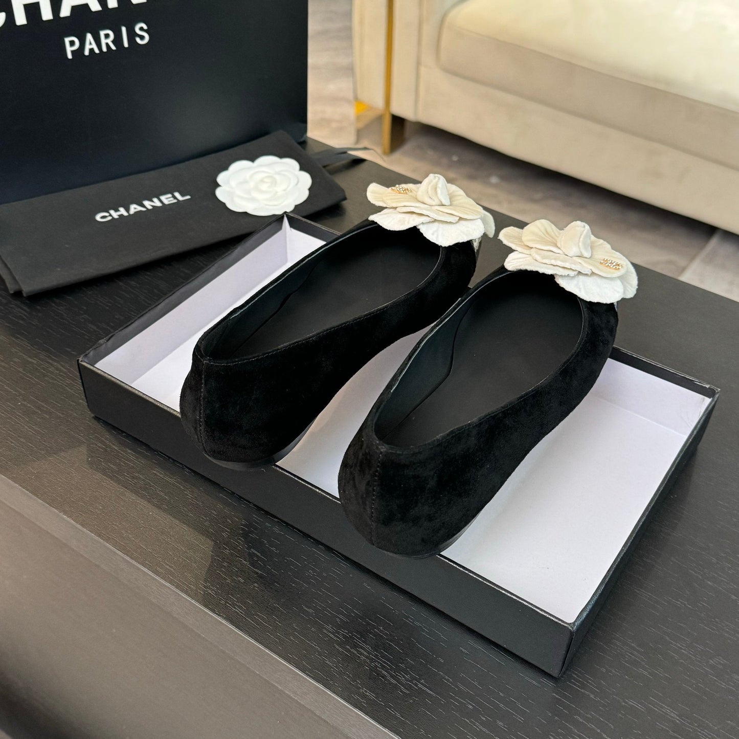 BALLET FLATS IN BLACK SUEDE WITH WHITE CAMELLIA - 35