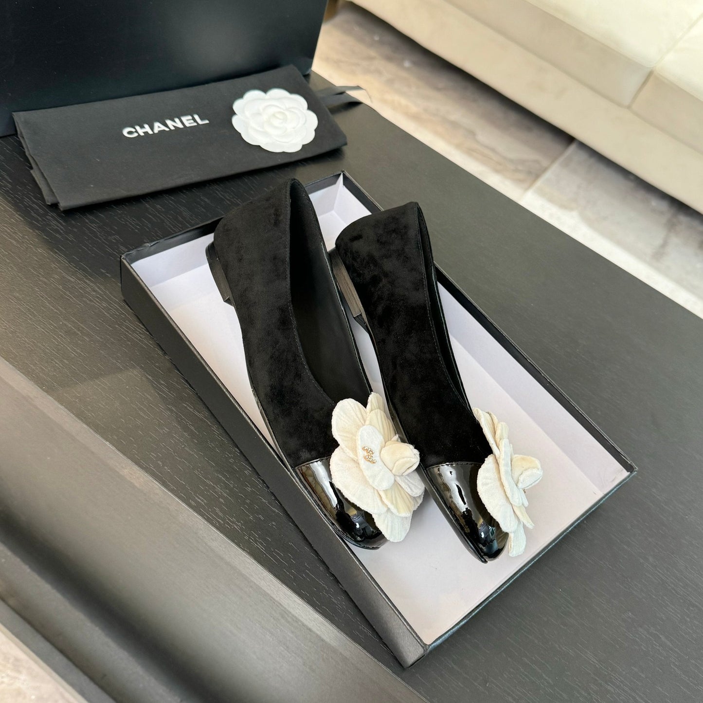 BALLET FLATS IN BLACK SUEDE WITH WHITE CAMELLIA - 35