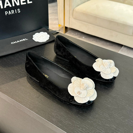 BALLET FLATS IN BLACK SUEDE WITH WHITE CAMELLIA - 35