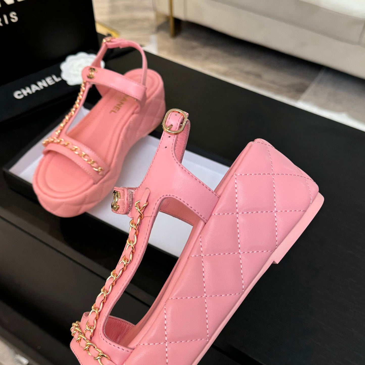 FLAT SANDALS IN SALMON PINK LAMBSKIN WITH GOLD CHAIN - 35