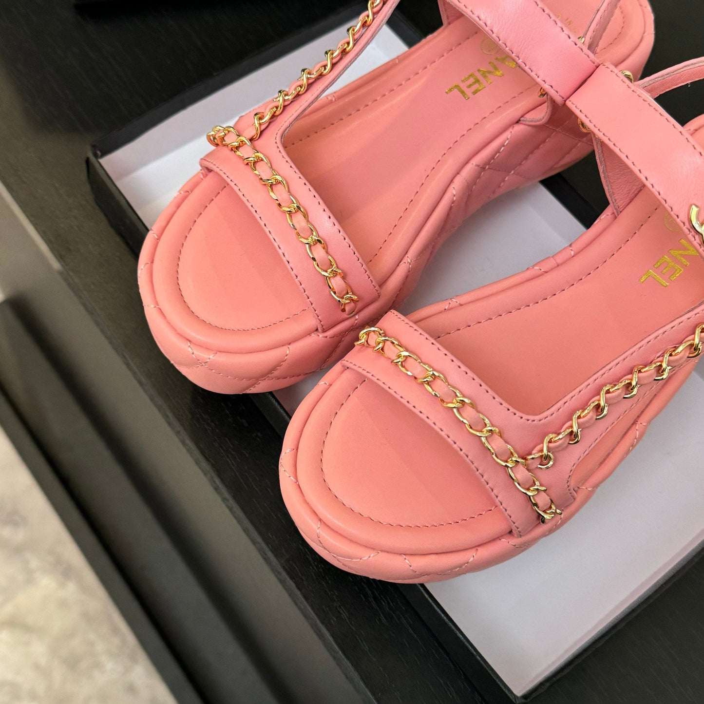 FLAT SANDALS IN SALMON PINK LAMBSKIN WITH GOLD CHAIN - 35