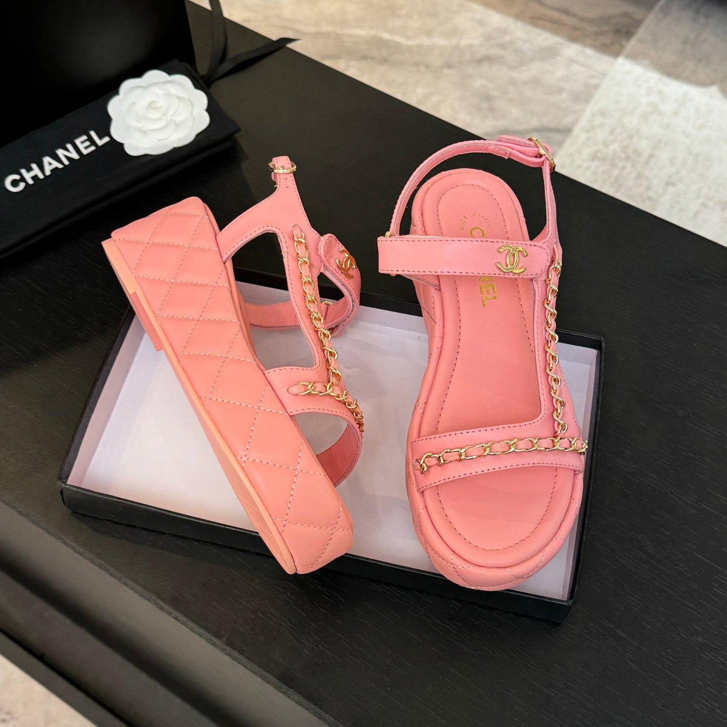 FLAT SANDALS IN SALMON PINK LAMBSKIN WITH GOLD CHAIN - 35