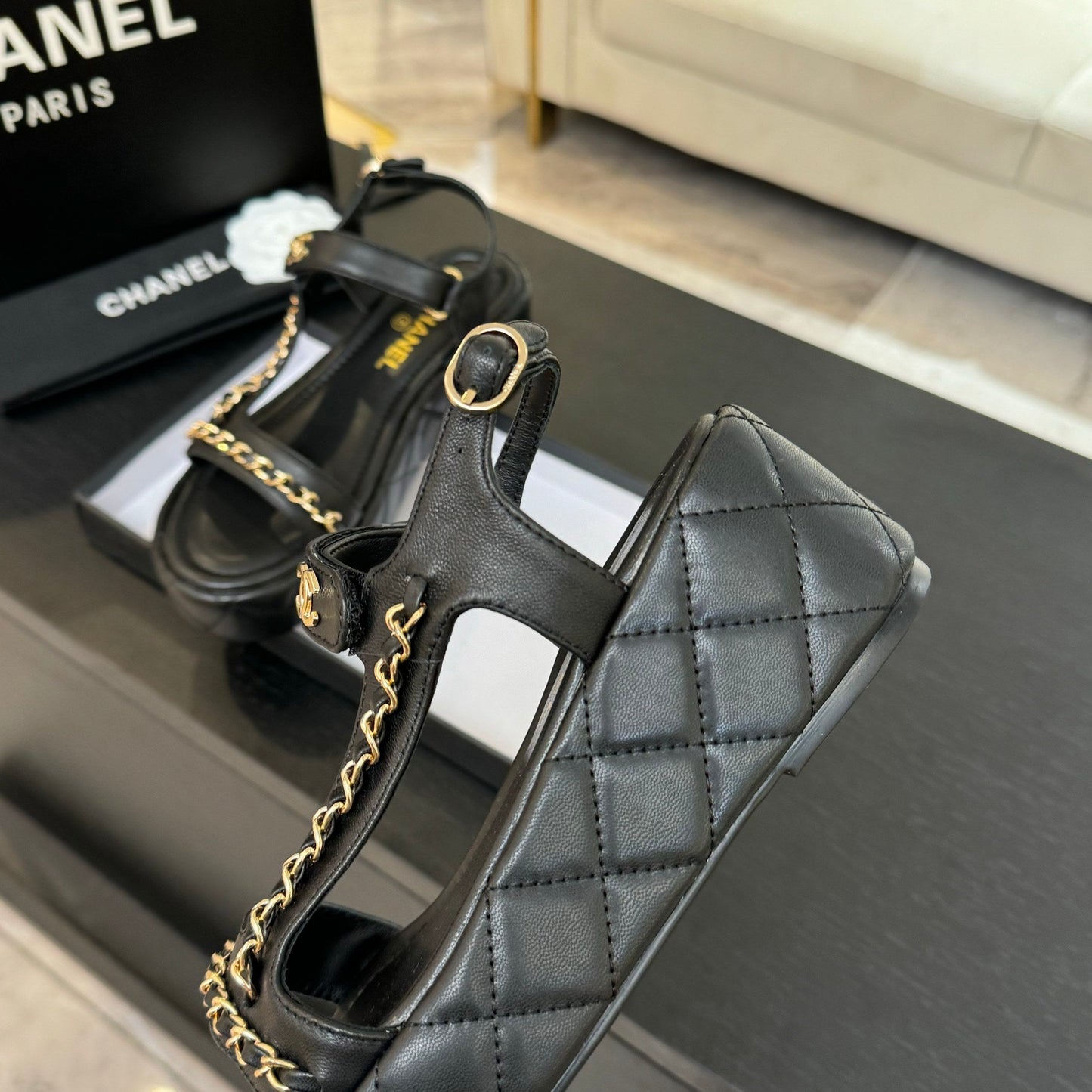 FLAT SANDALS IN BLACK LAMBSKIN WITH GOLD CHAIN - 35
