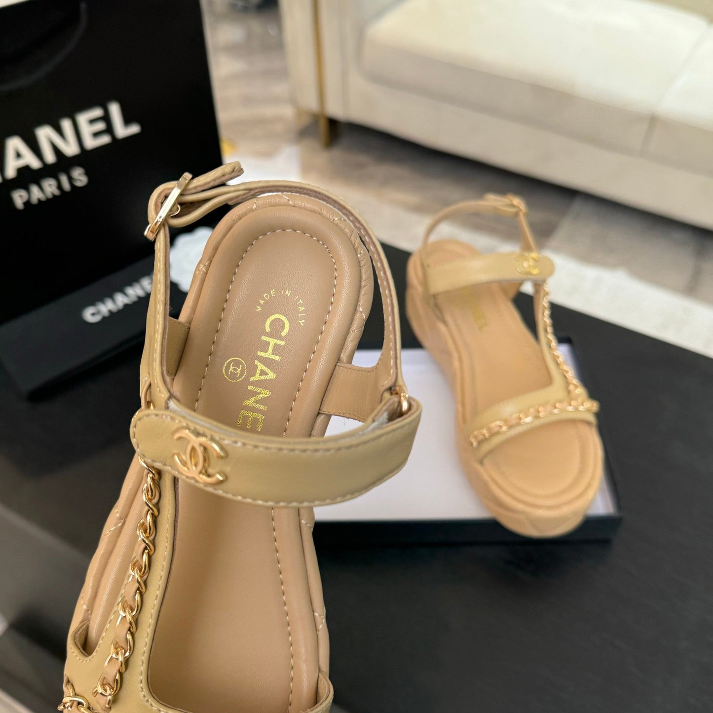 FLAT SANDALS IN PEANUT BROWN LAMBSKIN WITH GOLD CHAIN - 35