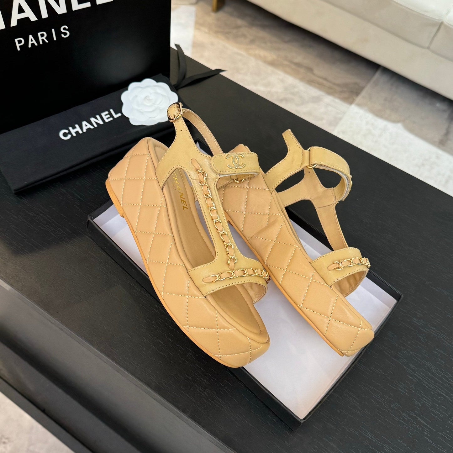 FLAT SANDALS IN PEANUT BROWN LAMBSKIN WITH GOLD CHAIN - 35
