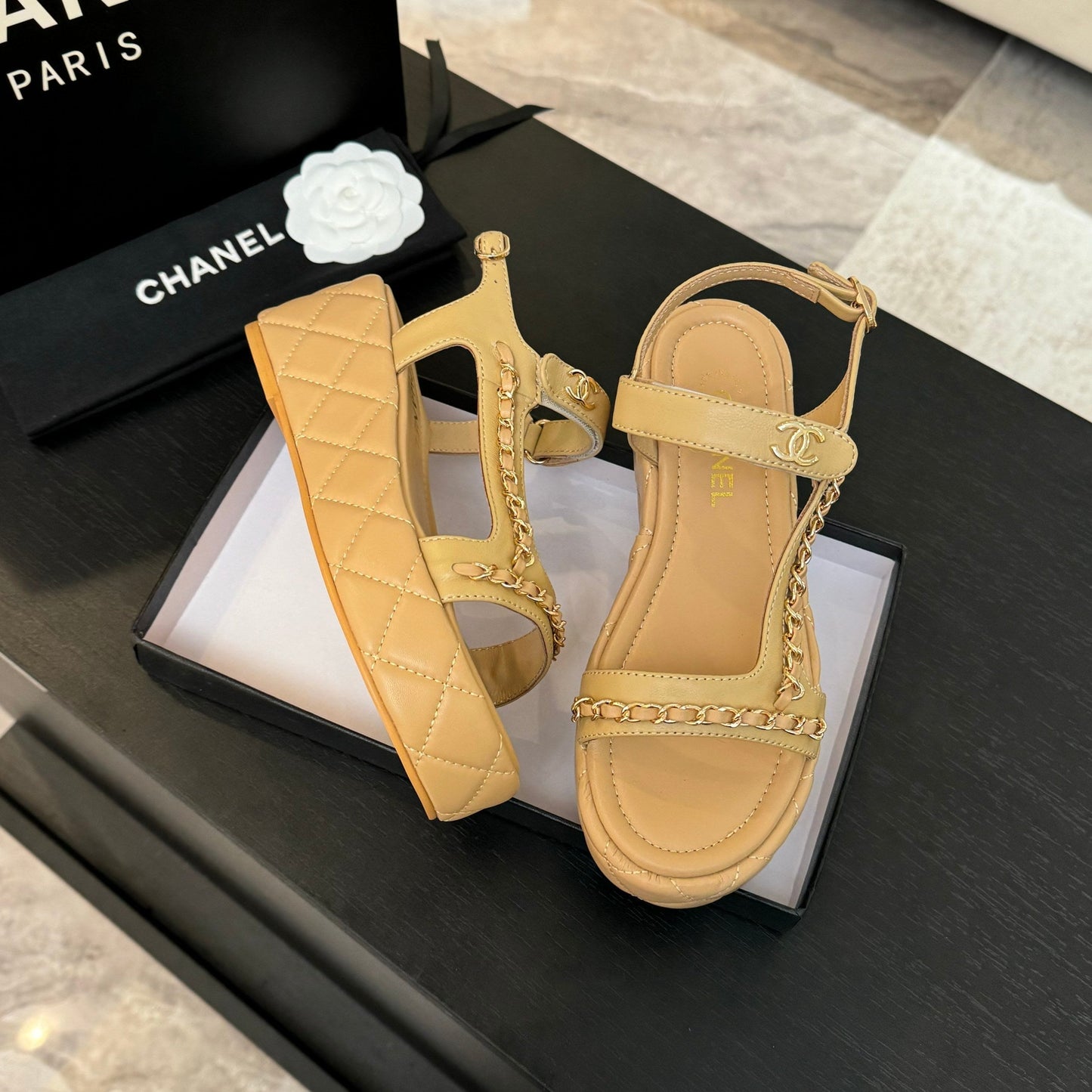 FLAT SANDALS IN PEANUT BROWN LAMBSKIN WITH GOLD CHAIN - 35