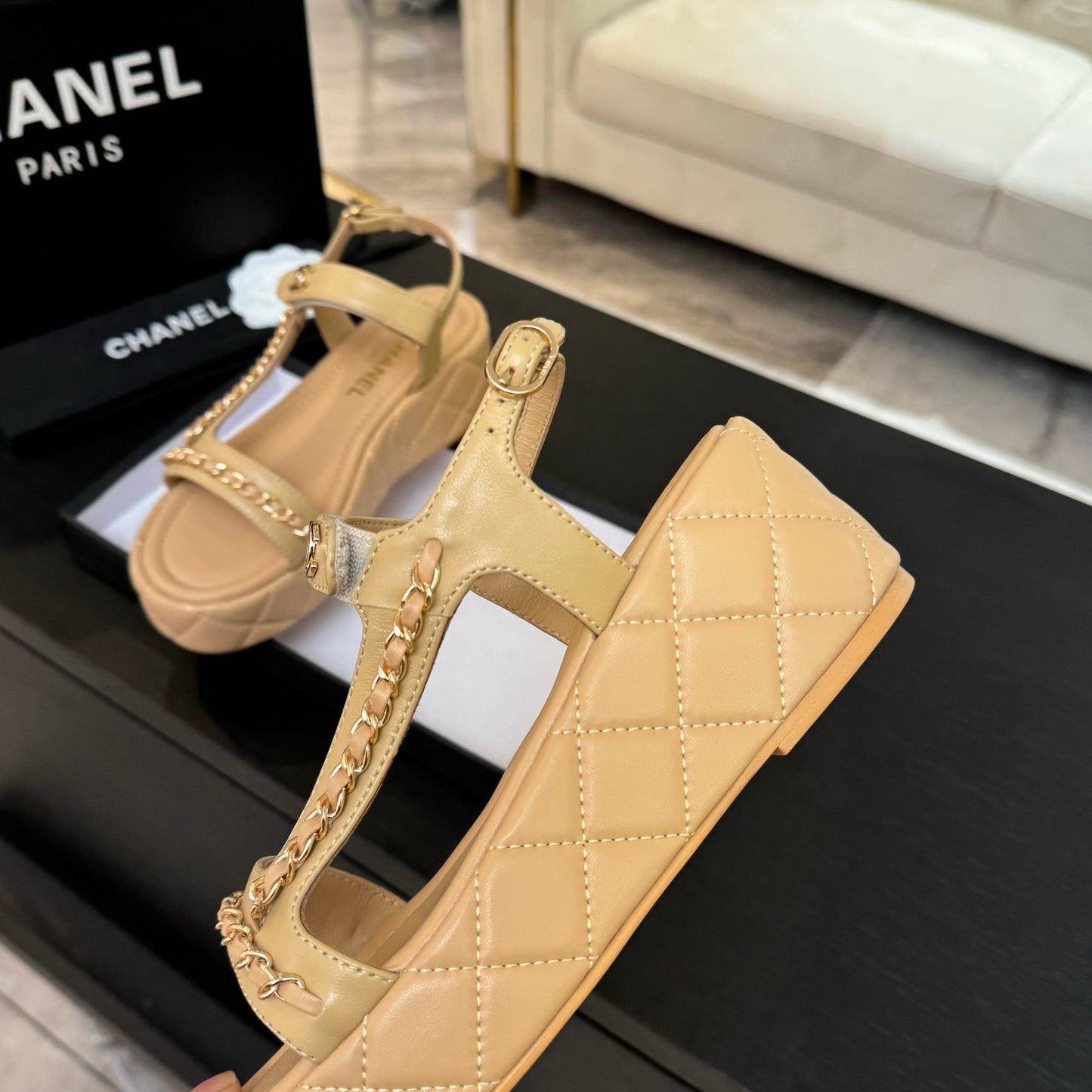 FLAT SANDALS IN PEANUT BROWN LAMBSKIN WITH GOLD CHAIN - 35