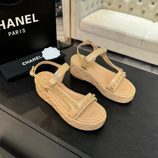 FLAT SANDALS IN PEANUT BROWN LAMBSKIN WITH GOLD CHAIN - 35