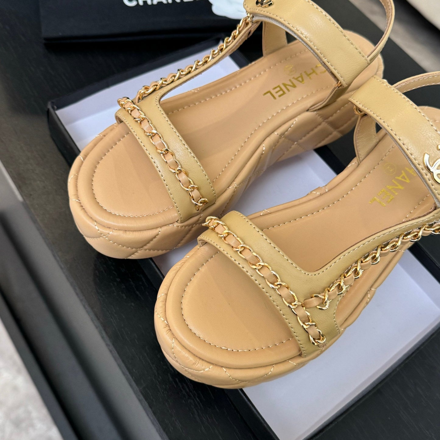 FLAT SANDALS IN PEANUT BROWN LAMBSKIN WITH GOLD CHAIN - 35