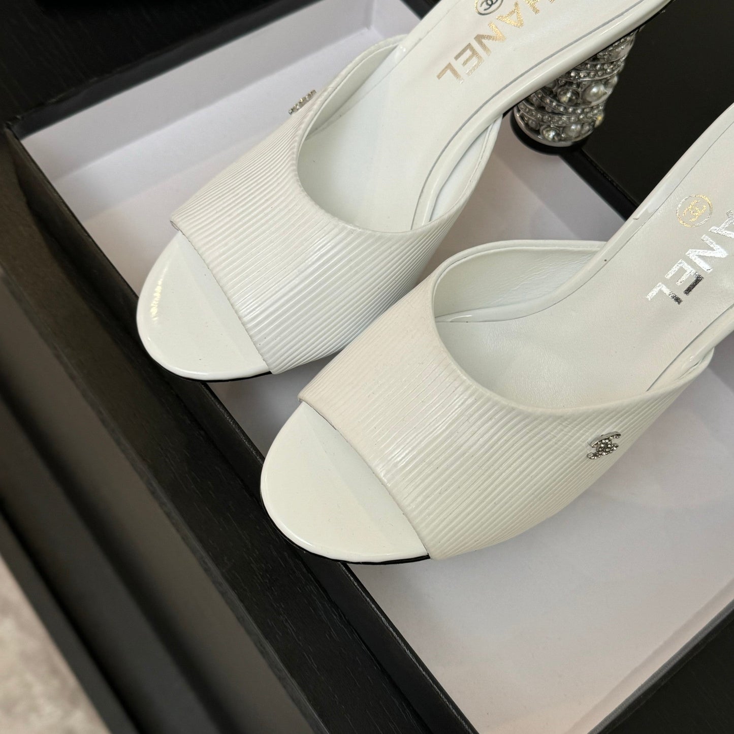 T-STRAP PEARL HEEL 85 MM SANDALS IN WHITE LAMBSKIN MULE - 35