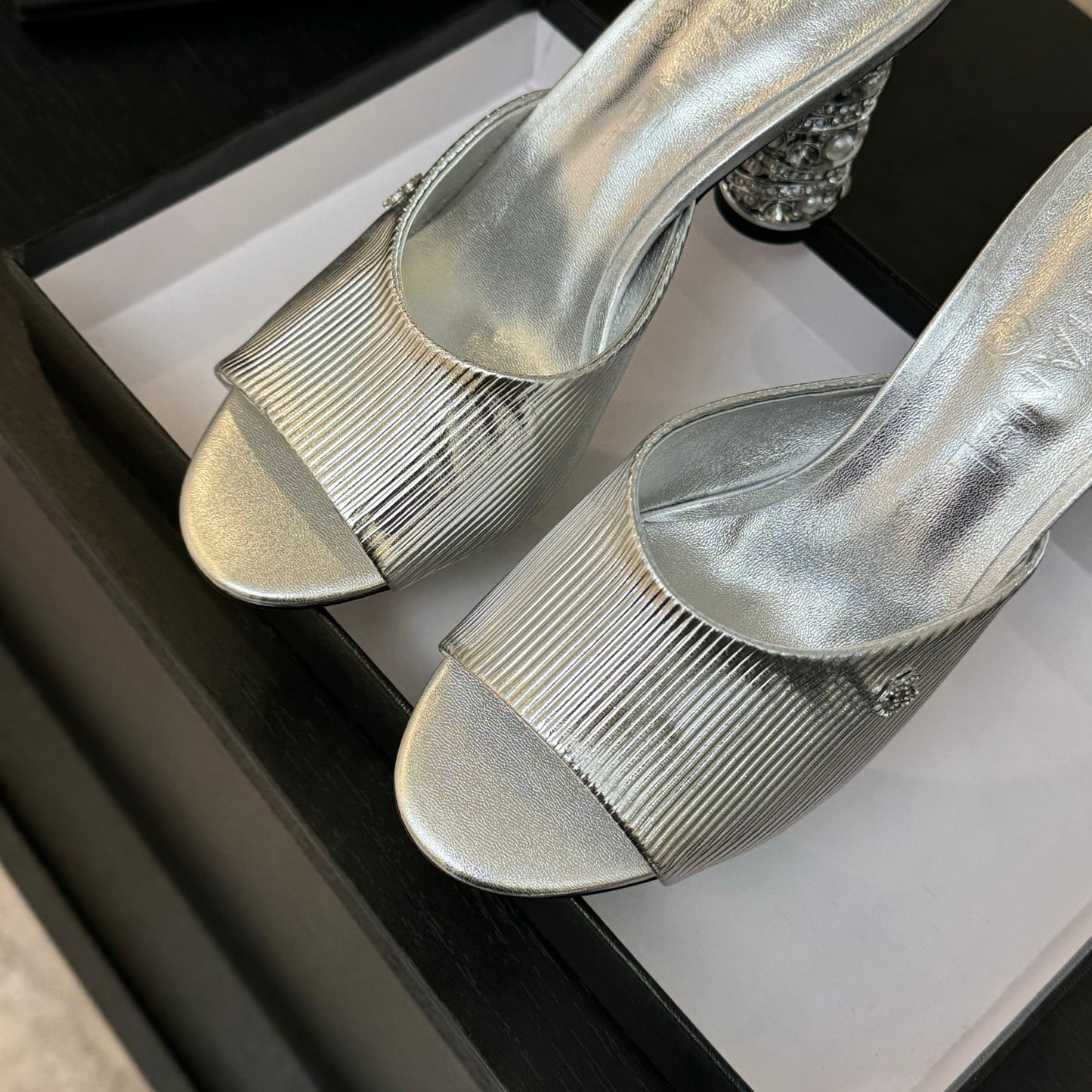 T-STRAP PEARL HEEL 85 MM SANDALS IN SILVER LAMBSKIN MULE - 35