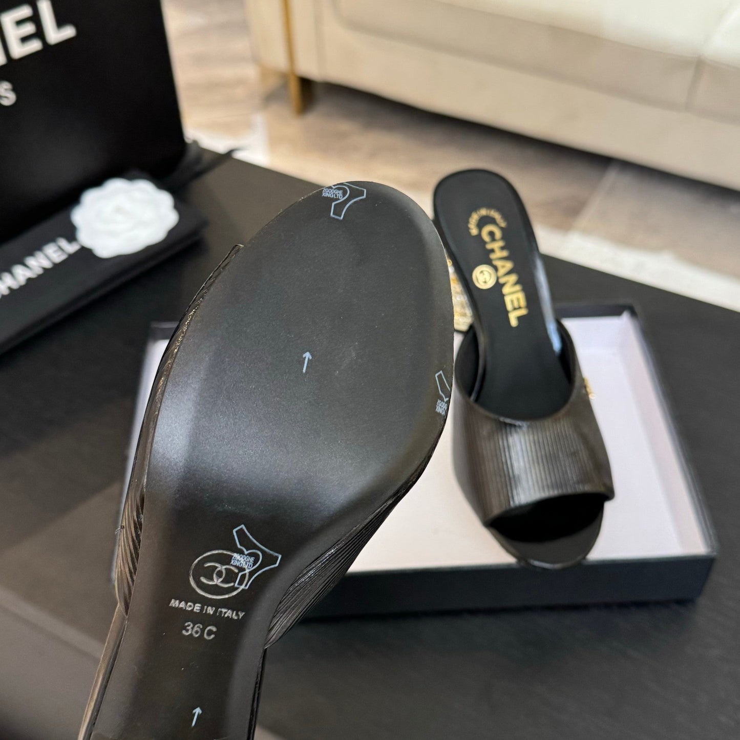 T-STRAP PEARL HEEL 85 MM SANDALS IN BLACK LAMBSKIN MULE - 35
