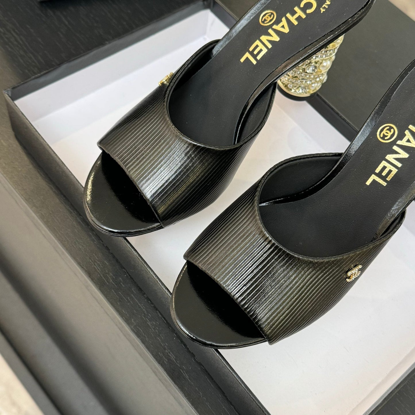 T-STRAP PEARL HEEL 85 MM SANDALS IN BLACK LAMBSKIN MULE - 35