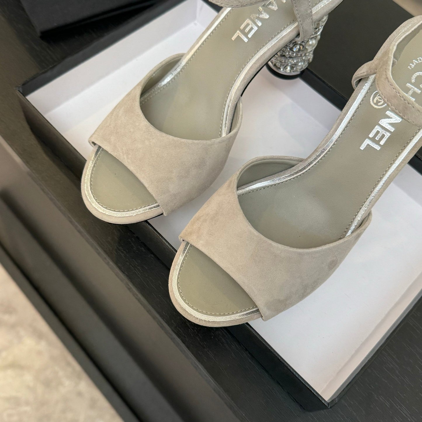 T-STRAP PEARL HEEL 85 MM SANDALS IN PASTEL GRAY SUEDE - 35