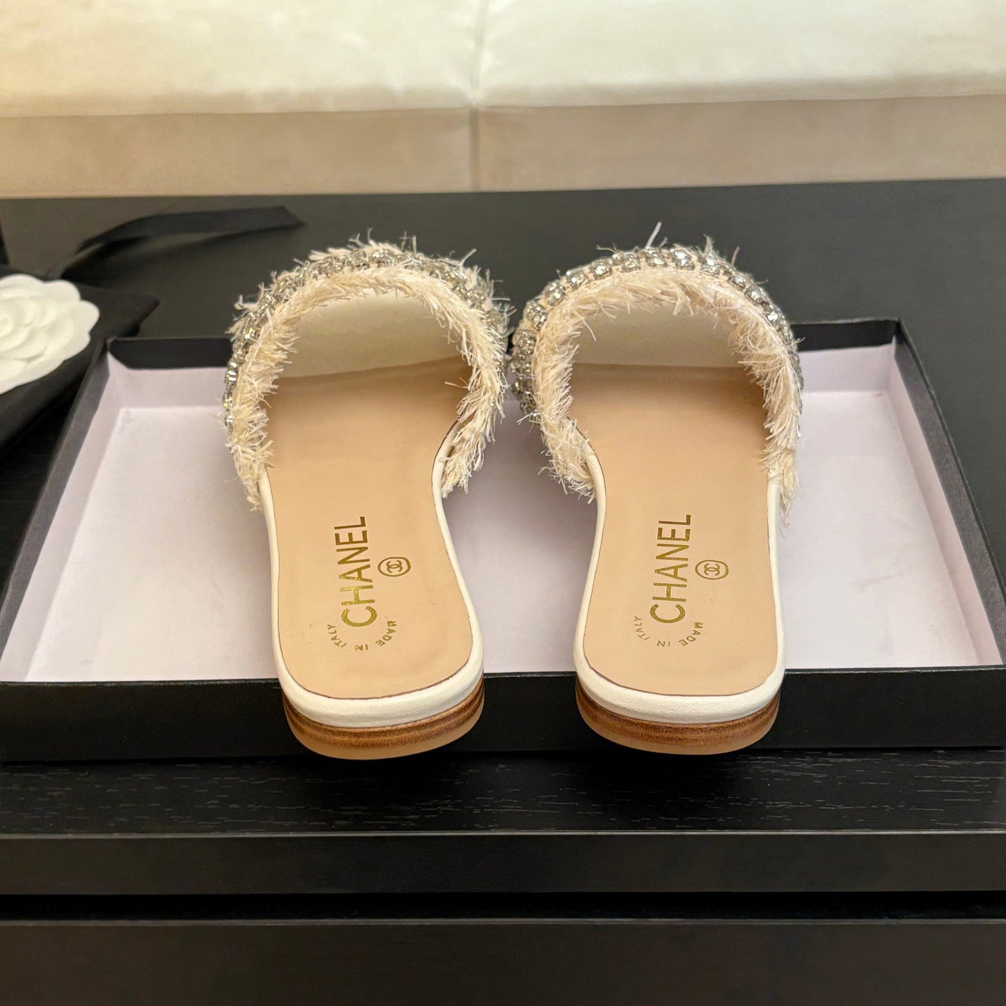 FLAT SANDALS BEIGE AND WHITE WITH CRYSTALS - 35