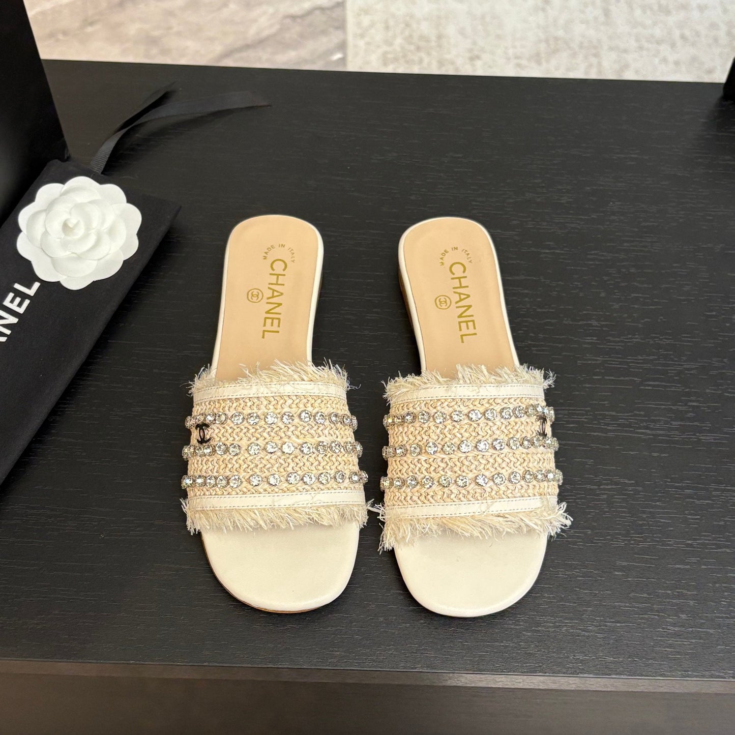 FLAT SANDALS BEIGE AND WHITE WITH CRYSTALS - 35