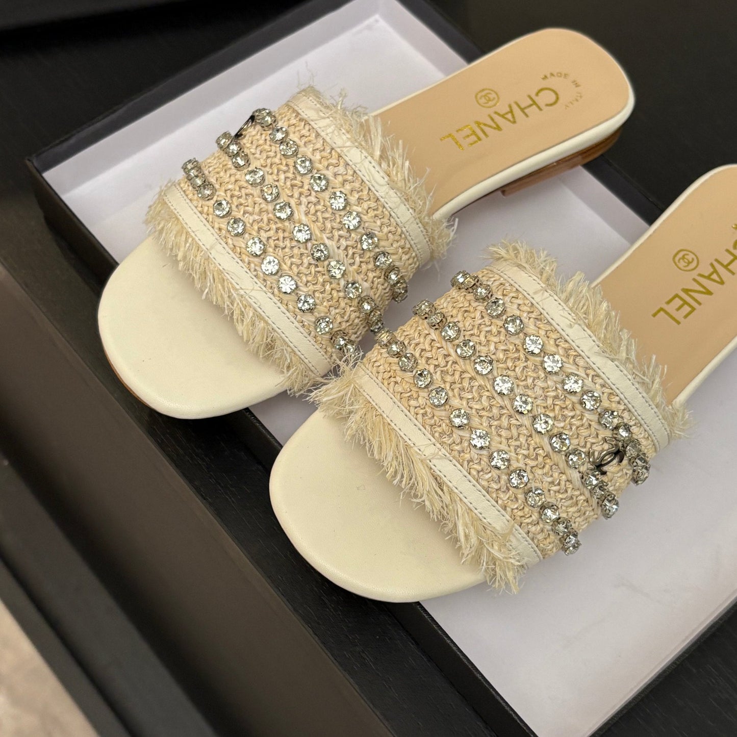 FLAT SANDALS BEIGE AND WHITE WITH CRYSTALS - 35