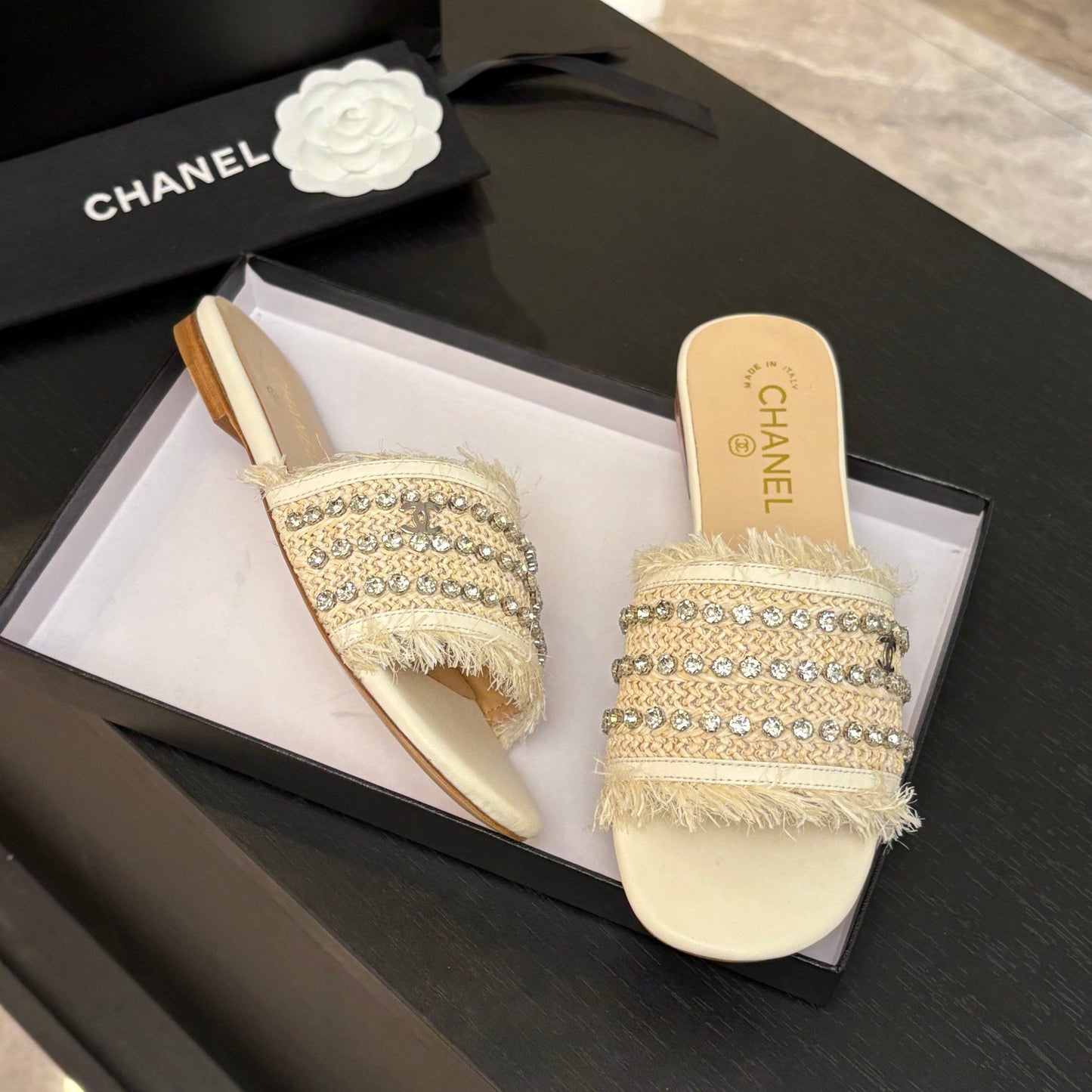 FLAT SANDALS BEIGE AND WHITE WITH CRYSTALS - 35