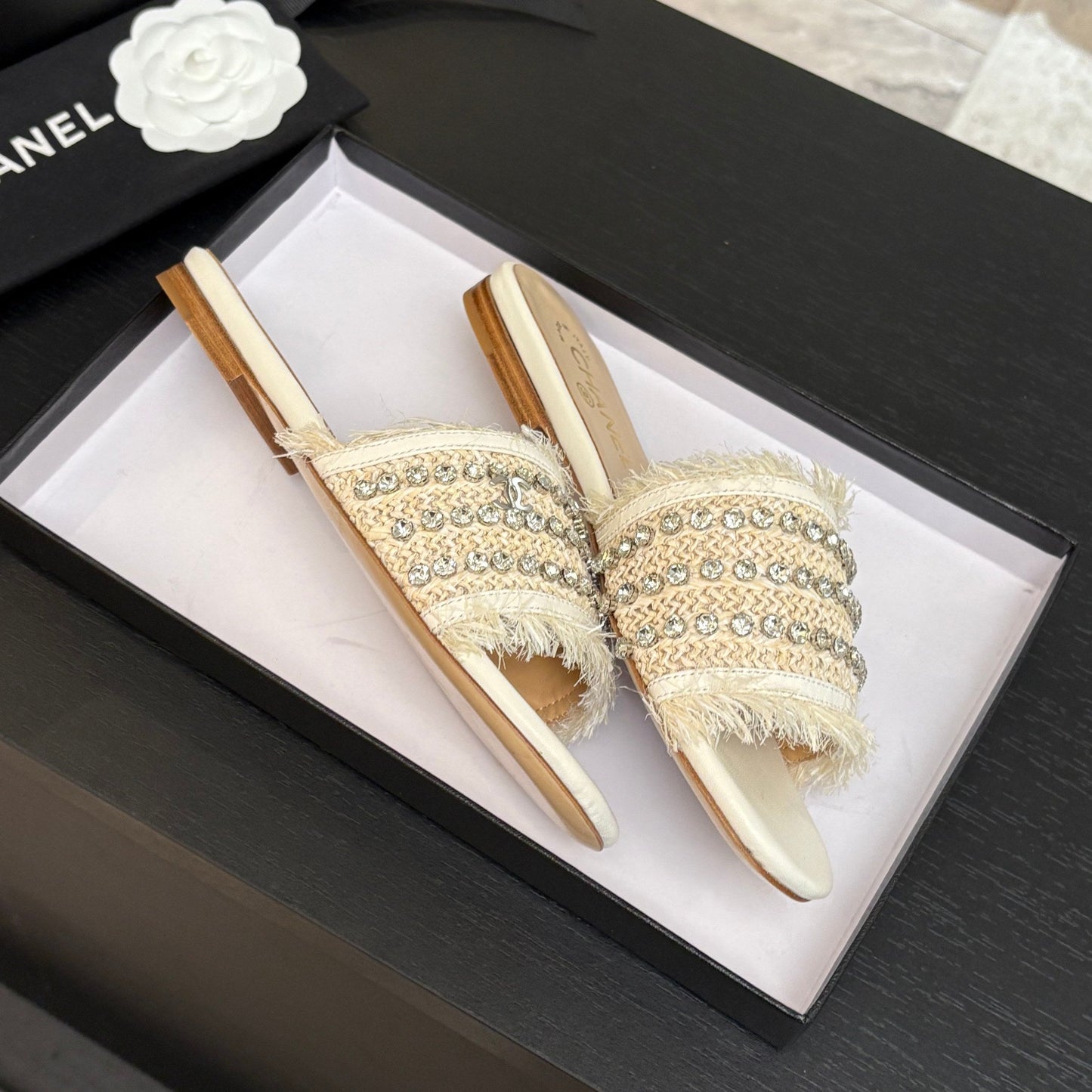 FLAT SANDALS BEIGE AND WHITE WITH CRYSTALS - 35