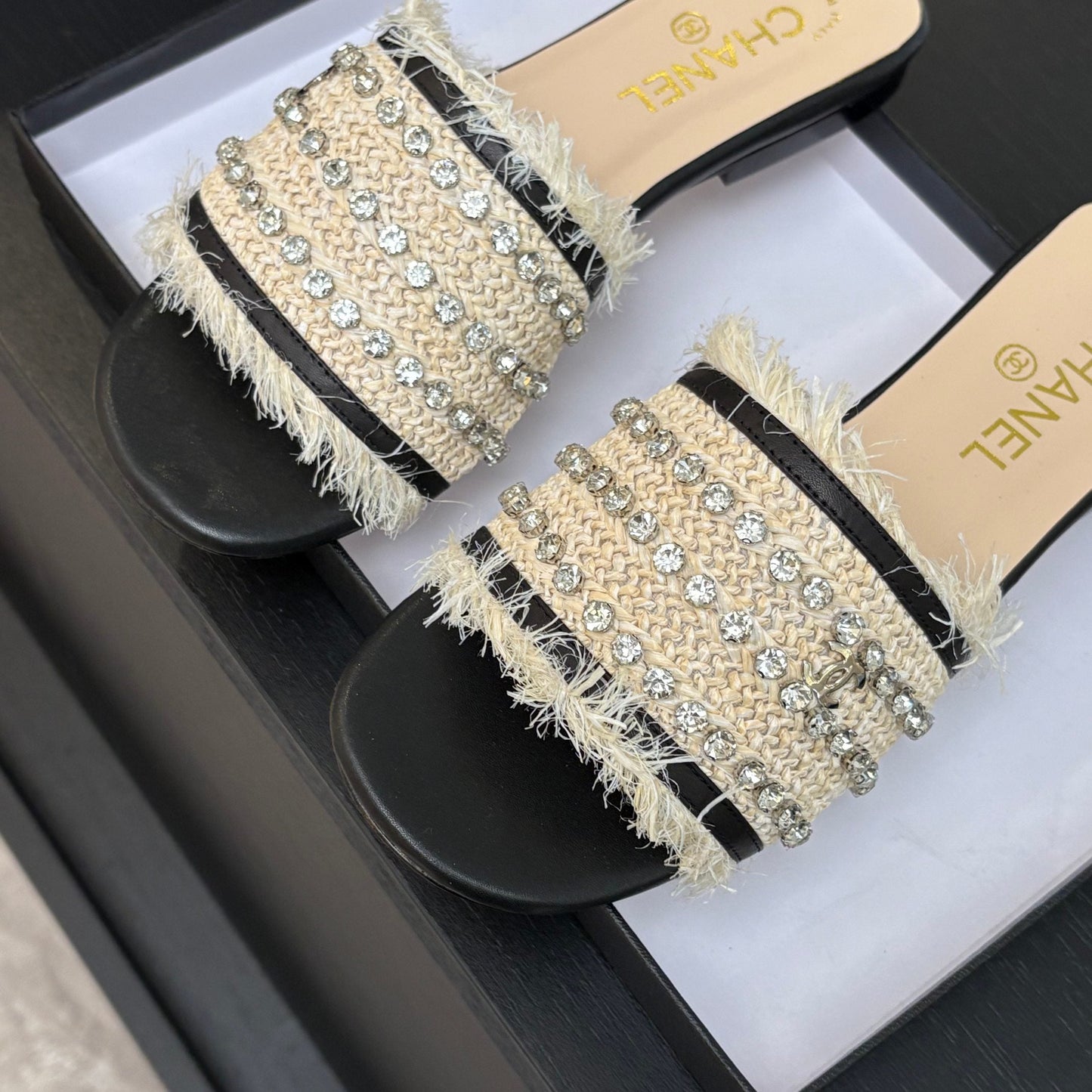 FLAT SANDALS BEIGE AND BLACK WITH CRYSTALS - 35