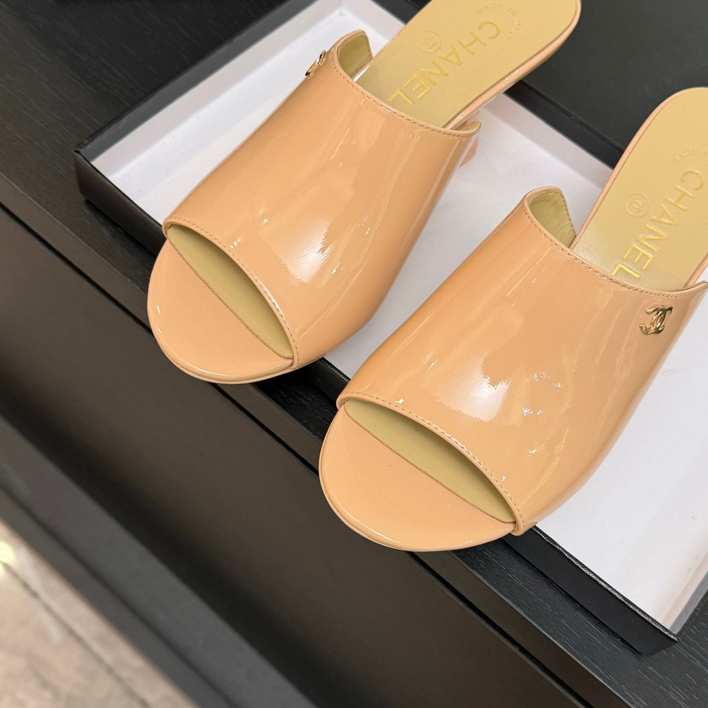 PEEP TOE MULE 85MM IN APRICOT ORANGE PATENT CALFSKIN - 35