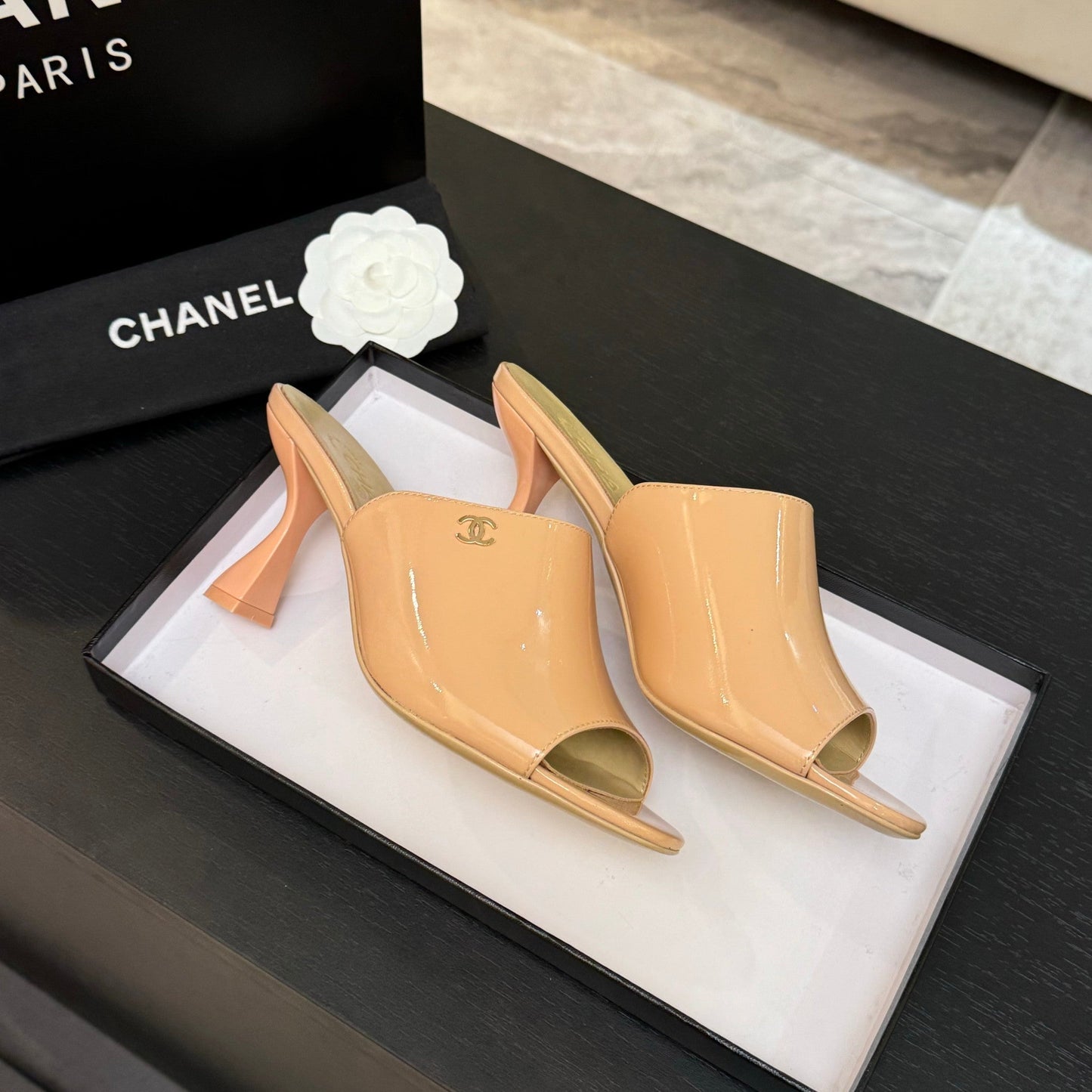 PEEP TOE MULE 85MM IN APRICOT ORANGE PATENT CALFSKIN - 35