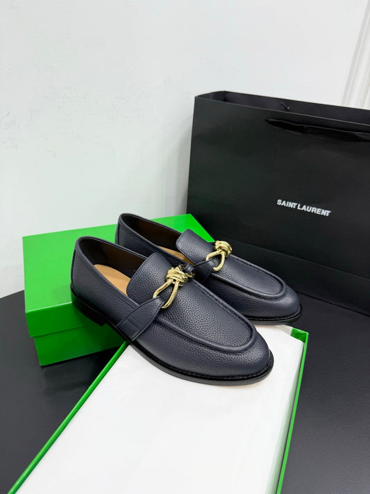 ЛОФЕРИ BOTTEGA VENETA 26S З БЛАКИТНО-СІРОЇ ЗЕРНИСТОЇ ТЕЛЯЧОЇ ШКІРИ ІЗ ЗОЛОТОЮ ФУРНІТУРОЮ