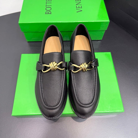 ЛОФЕРИ BOTTEGA VENETA 26S З ЧОРНОЇ ЗЕРНИСТОЇ ТЕЛЯЧОЇ ШКІРИ ІЗ ЗОЛОТОЮ ФУРНІТУРОЮ