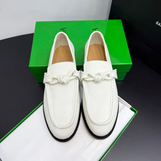 ЛОФЕРИ BOTTEGA VENETA 26S З БІЛОЇ ЗЕРНИСТОЇ ТЕЛЯЧОЇ ШКІРИ