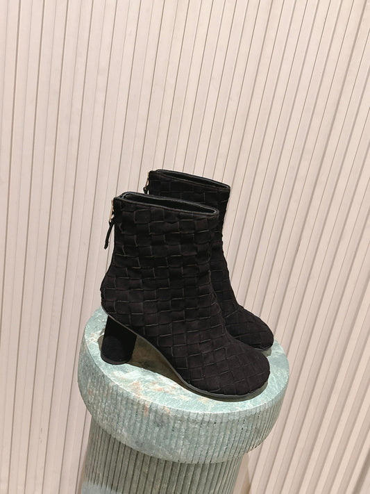 ЧОБОТИ BOTTEGA VENETA 26S INTRECCIATO 85 ММ З ЧОРНОЇ ЗАМШІ