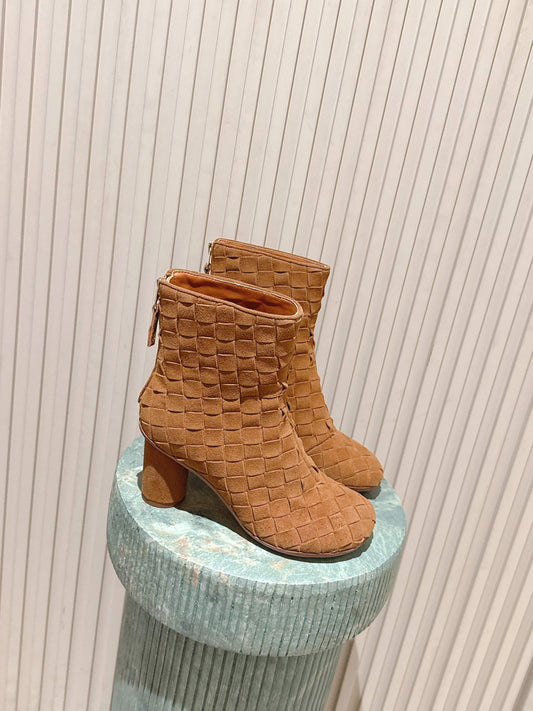 BOTTEGA VENETA 26S ЧОБОТИ INTRECCIATO 85 ММ З КОРИЧНЕВОЇ ЗАМШІ