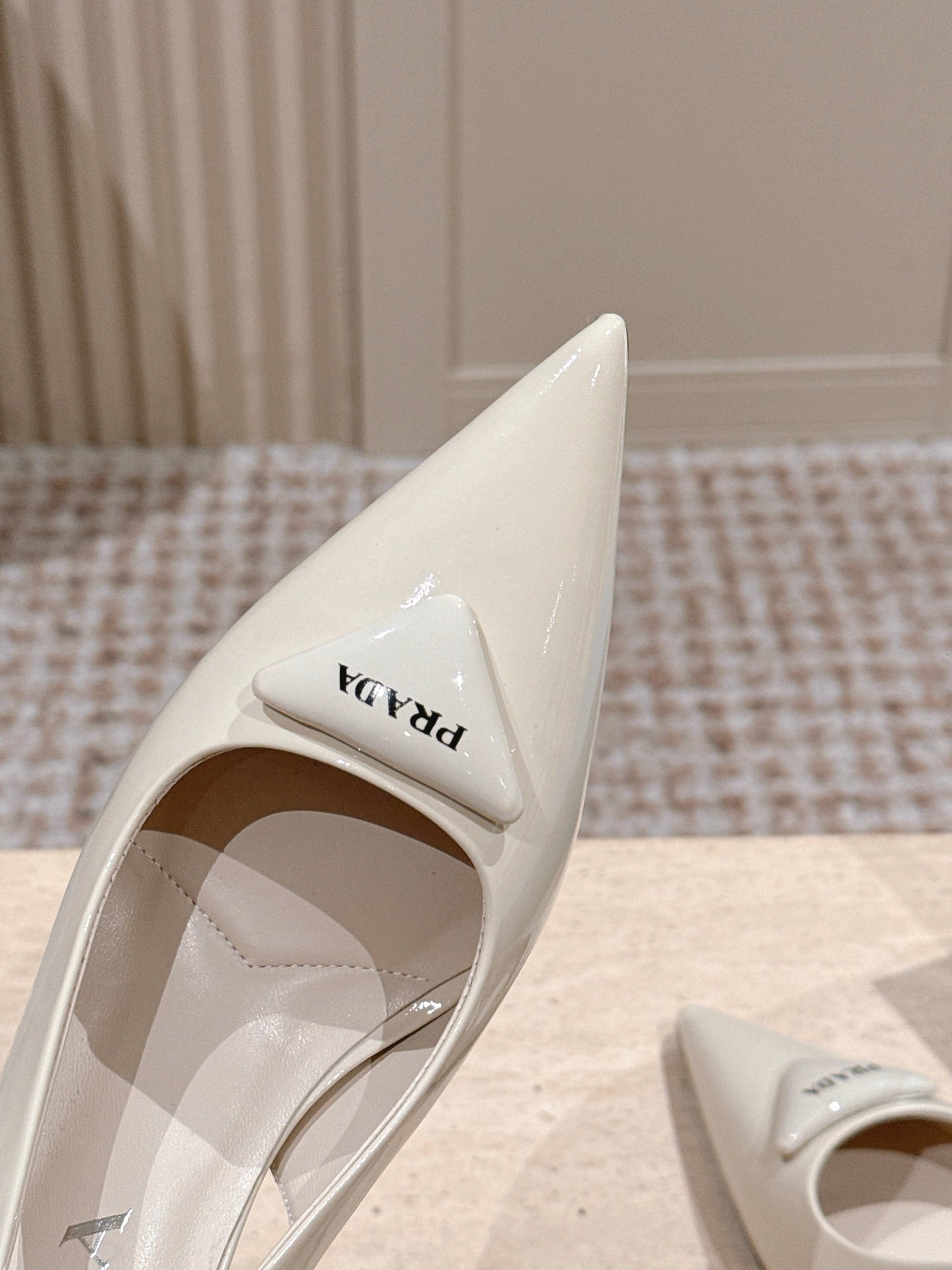 ГОСТРОНОСІ ТУФЛІ-СЛІНГБЕКИ PRADA 26S НА ПІДБОРАХ 75 ММ ЗІ СВІТЛО-БЕЖЕВОЇ ЛАКОВАНОЇ ТЕЛЯЧОЇ ШКІРИ