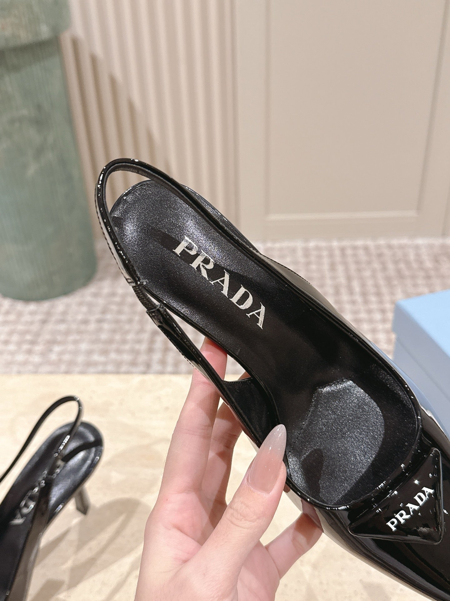 ТУФЛІ-СЛІНГБЕКИ PRADA 26S З ГОСТРИМ НОСКОМ НА ПІДБОРАХ 75 ММ З ЧОРНОЇ ЛАКОВАНОЇ ТЕЛЯЧОЇ ШКІРИ