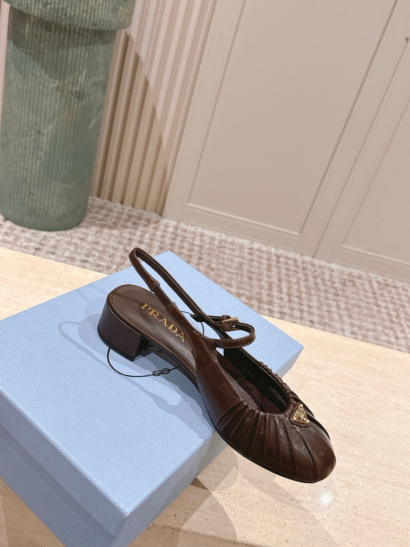 БОСОНІЖКИ PRADA 26S СЛІНГБЕК 40 ММ З ТЕМНО-КОРИЧНЕВОЇ ТЕЛЯЧОЇ ШКІРИ З ЛОГОТИПОМ