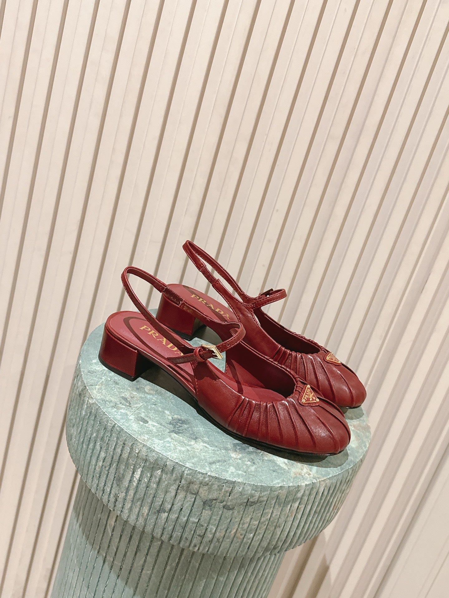 БОСОНІЖКИ PRADA 26S СЛІНГБЕК 40 ММ З ТЕМНО-ЧЕРВОНОЇ ТЕЛЯЧОЇ ШКІРИ З ЛОГОТИПОМ
