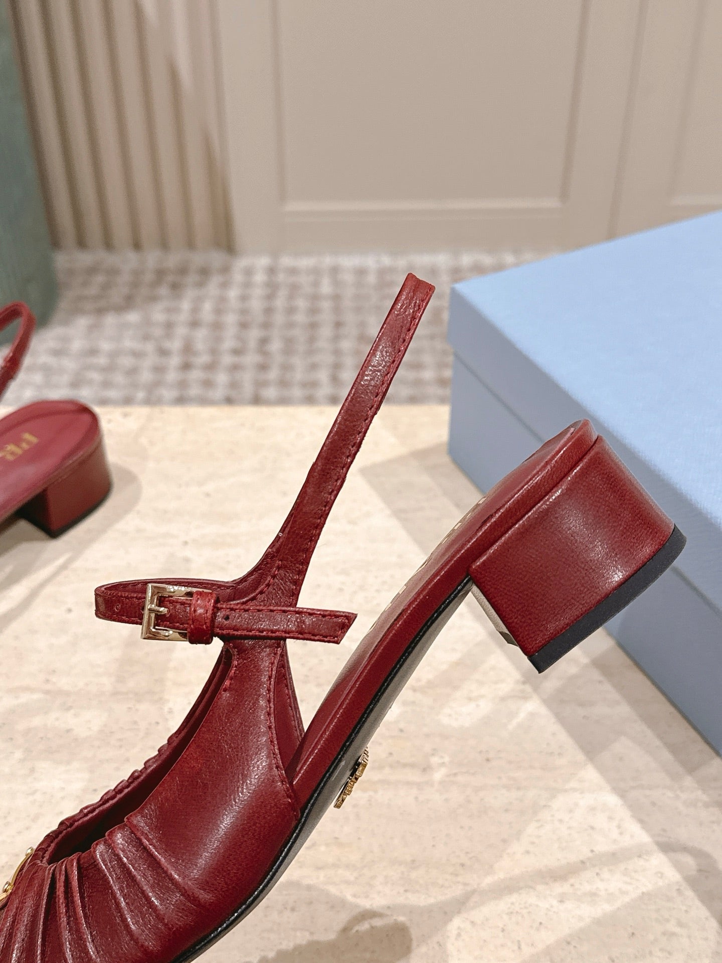 БОСОНІЖКИ PRADA 26S СЛІНГБЕК 40 ММ З ТЕМНО-ЧЕРВОНОЇ ТЕЛЯЧОЇ ШКІРИ З ЛОГОТИПОМ