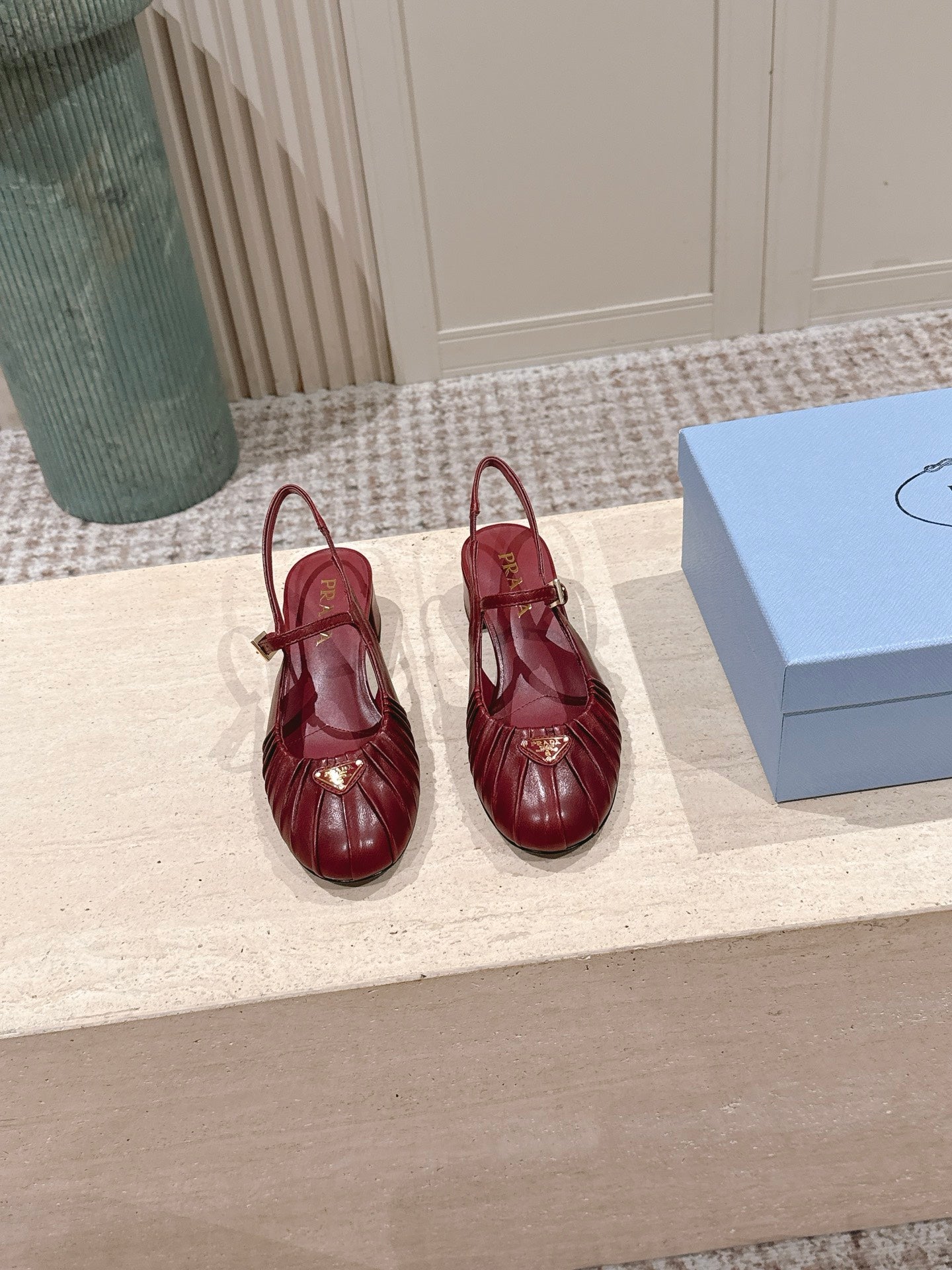 БОСОНІЖКИ PRADA 26S СЛІНГБЕК 40 ММ З ТЕМНО-ЧЕРВОНОЇ ТЕЛЯЧОЇ ШКІРИ З ЛОГОТИПОМ