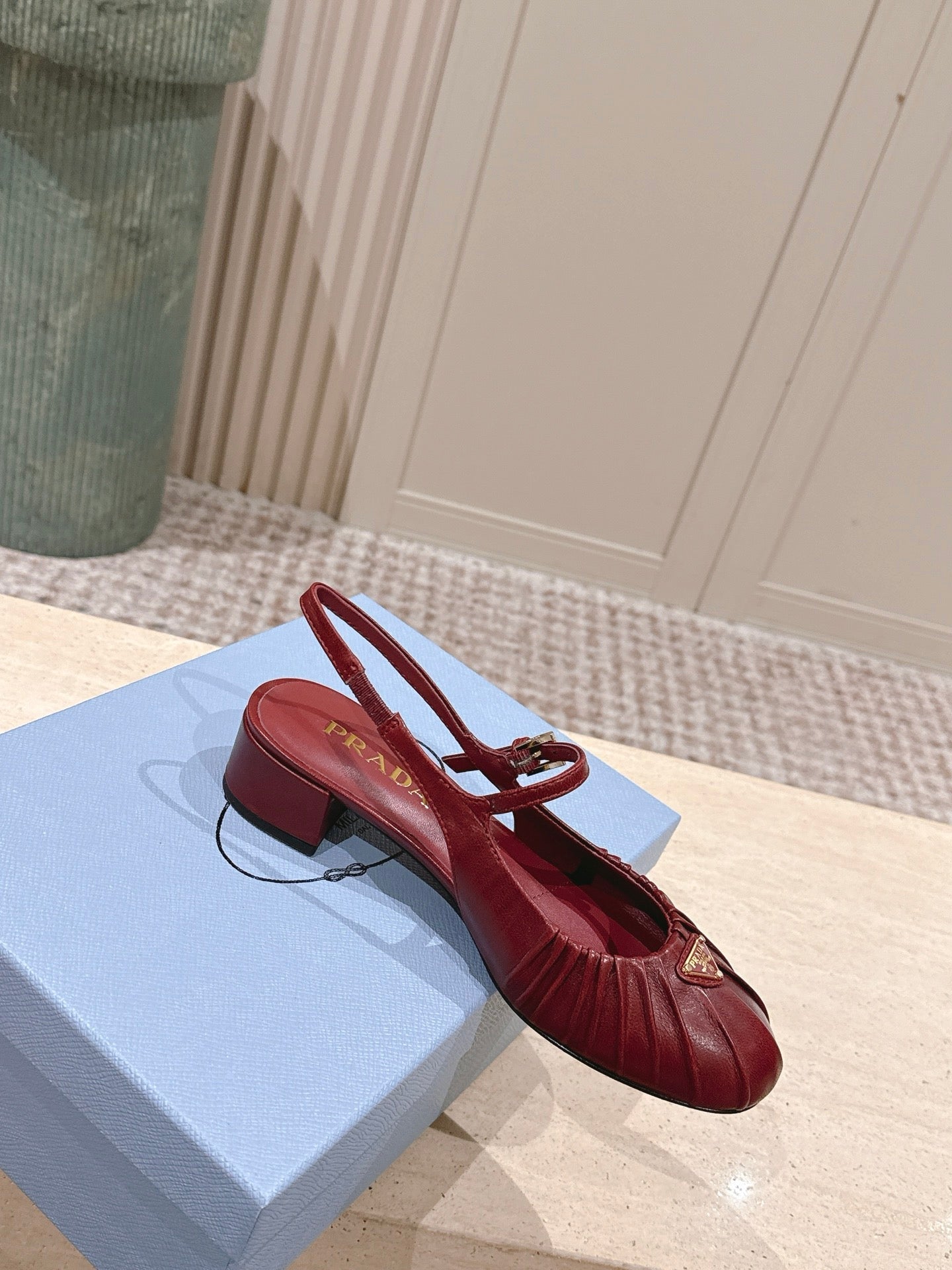 БОСОНІЖКИ PRADA 26S СЛІНГБЕК 40 ММ З ТЕМНО-ЧЕРВОНОЇ ТЕЛЯЧОЇ ШКІРИ З ЛОГОТИПОМ