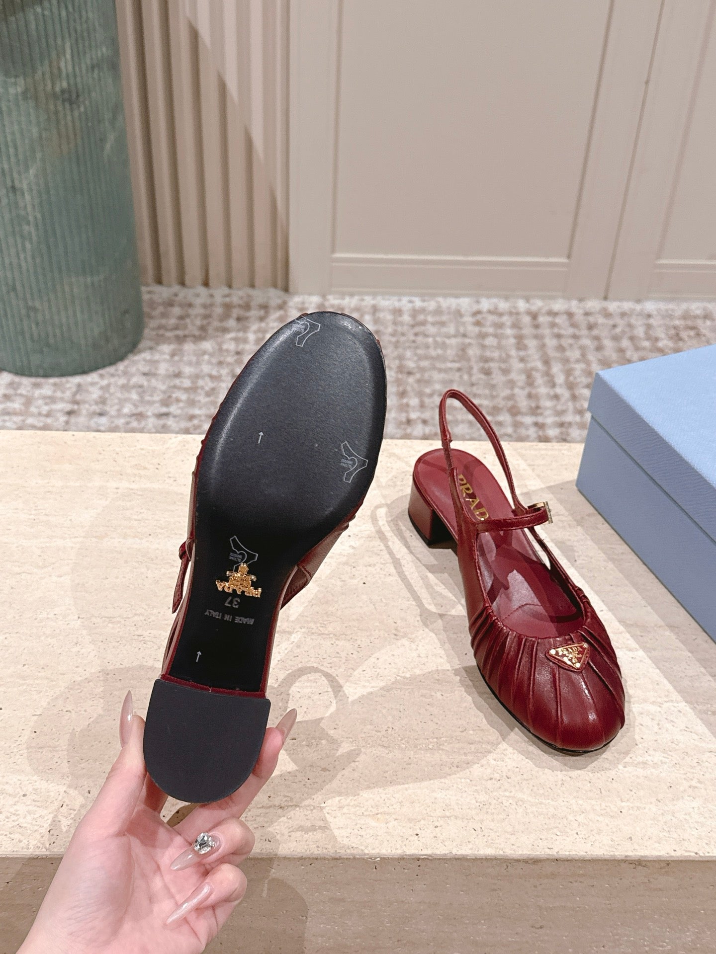 БОСОНІЖКИ PRADA 26S СЛІНГБЕК 40 ММ З ТЕМНО-ЧЕРВОНОЇ ТЕЛЯЧОЇ ШКІРИ З ЛОГОТИПОМ