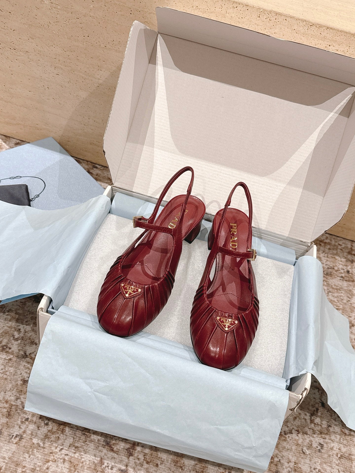 БОСОНІЖКИ PRADA 26S СЛІНГБЕК 40 ММ З ТЕМНО-ЧЕРВОНОЇ ТЕЛЯЧОЇ ШКІРИ З ЛОГОТИПОМ