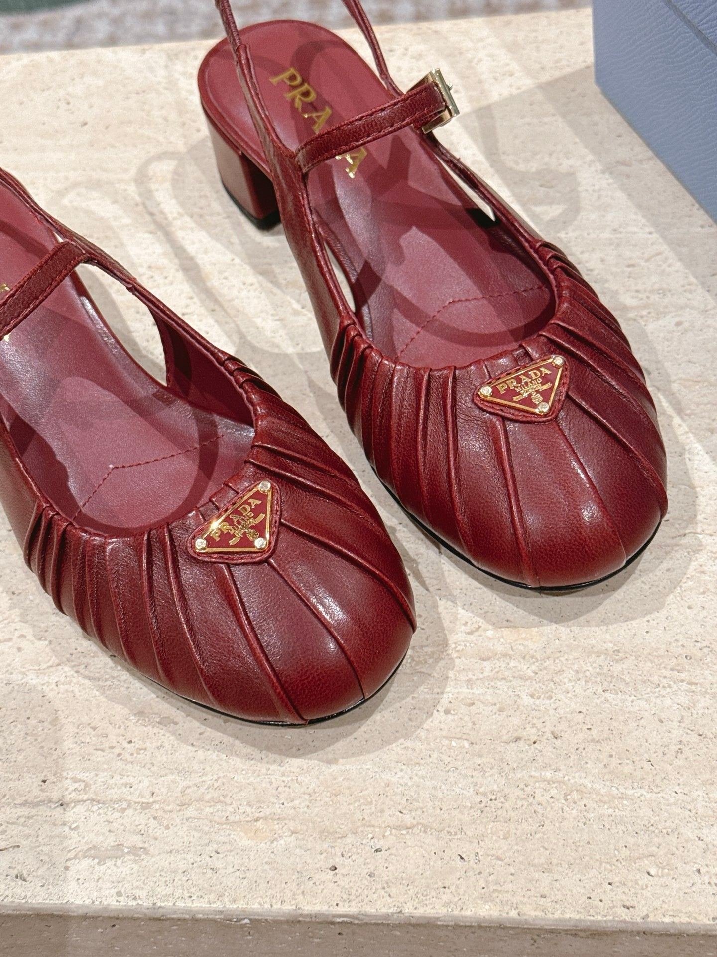 БОСОНІЖКИ PRADA 26S СЛІНГБЕК 40 ММ З ТЕМНО-ЧЕРВОНОЇ ТЕЛЯЧОЇ ШКІРИ З ЛОГОТИПОМ