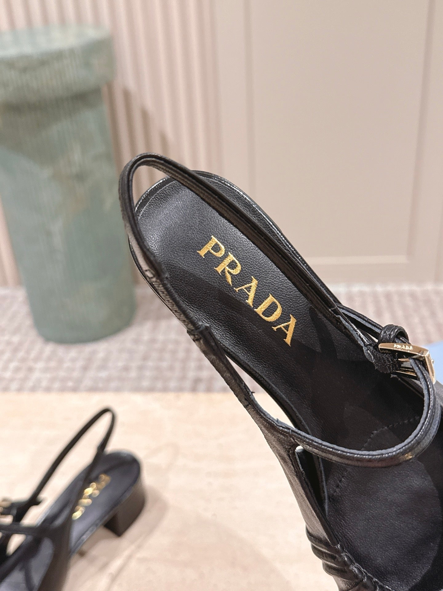 БОСОНІЖКИ PRADA 26S СЛІНГБЕК 40 ММ З ЧОРНОЇ ТЕЛЯЧОЇ ШКІРИ З ЛОГОТИПОМ