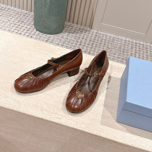 PRADA 26S MARY JANE 40 ММ З ТЕЛЯЧОЇ ШКІРИ КОЛЬОРУ КАРАМЕЛІ З ЛОГОТИПОМ