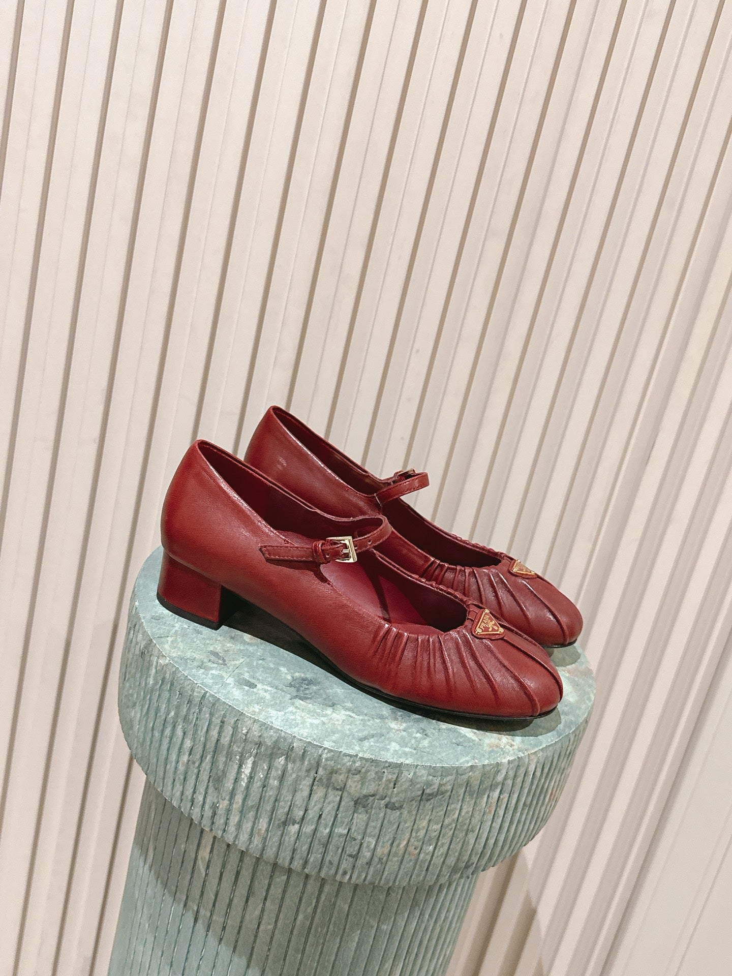 PRADA 26S MARY JANE 40MM З ТЕМНО-ЧЕРВОНОЇ ТЕЛЯЧОЇ ШКІРИ З ЛОГОТИПОМ