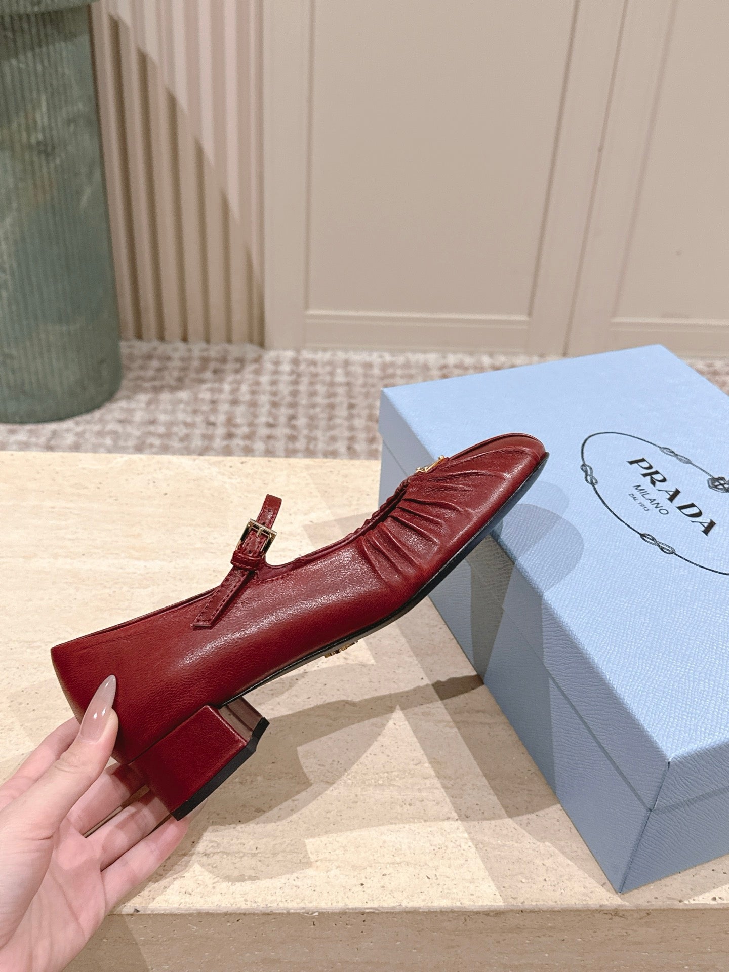 PRADA 26S MARY JANE 40MM З ТЕМНО-ЧЕРВОНОЇ ТЕЛЯЧОЇ ШКІРИ З ЛОГОТИПОМ