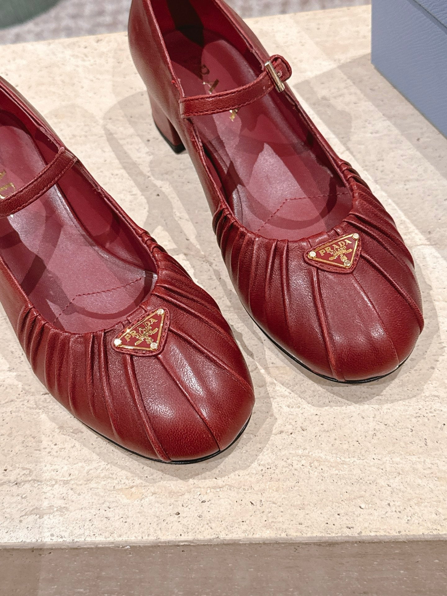 PRADA 26S MARY JANE 40MM З ТЕМНО-ЧЕРВОНОЇ ТЕЛЯЧОЇ ШКІРИ З ЛОГОТИПОМ